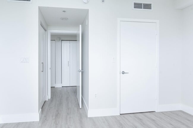 Building Photo - 1551 N Flagler Dr