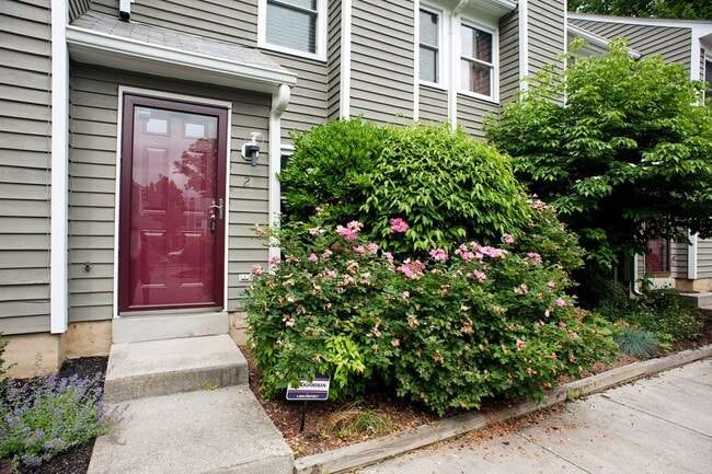 Building Photo - Coming Soon! 2 bed 2 1/2 bath townhouse in...