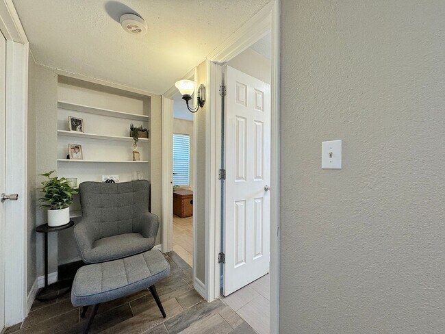 Building Photo - 6851 Amposta Dr