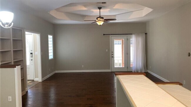 Building Photo - 725 Woodrow Cir