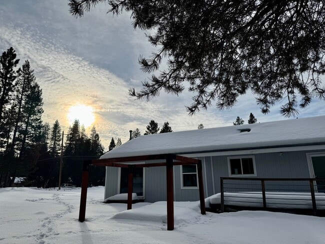 Building Photo - 2 bedroom 2 bath cabin close to hiking and biking trails