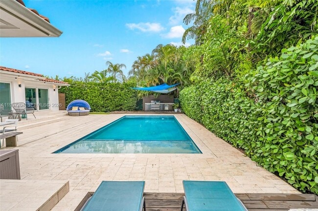 Building Photo - 1080 NE 104th St