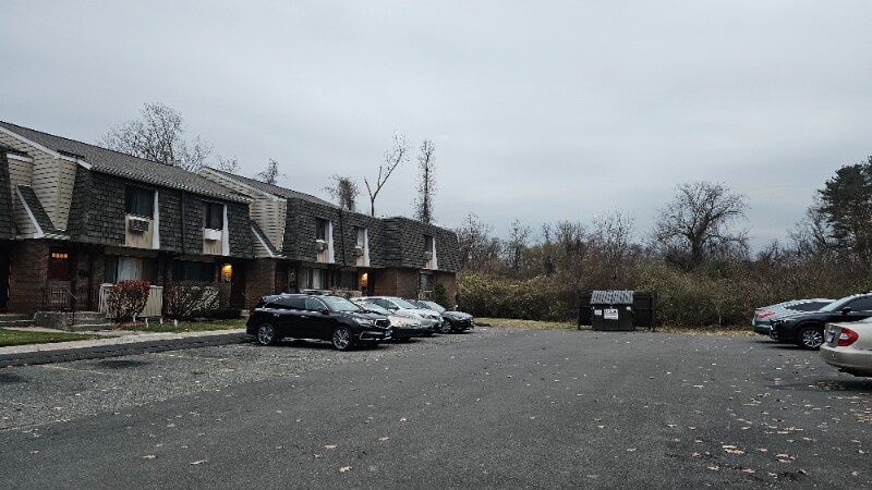 Building Photo - 266 High Path Rd