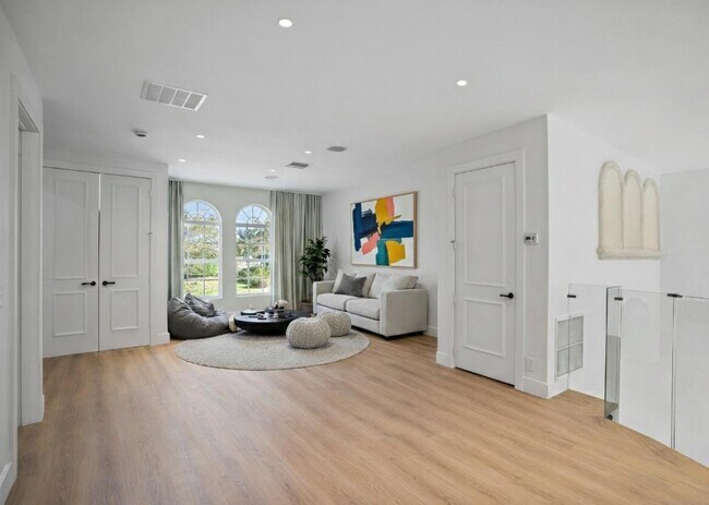 Building Photo - 3201 E Stonebrook Cir