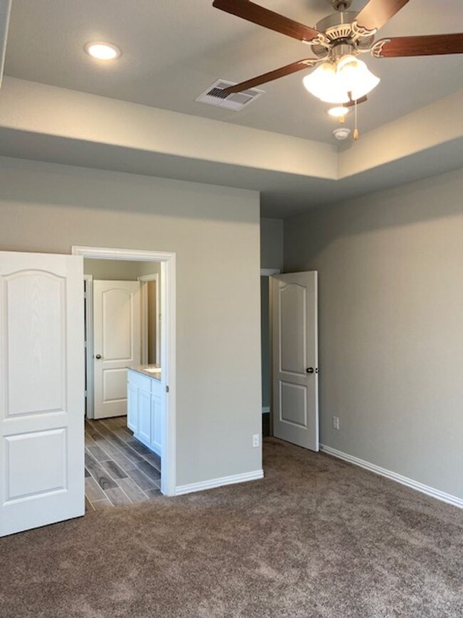 Building Photo - Quiet Cul De Sac! Tray Ceiling in Family &...