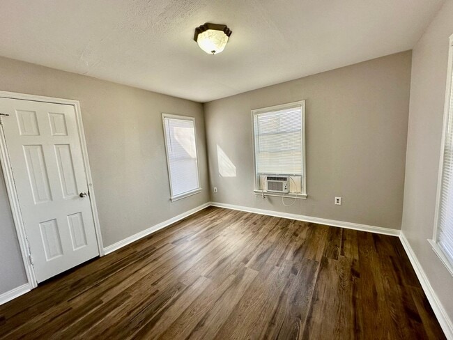 Building Photo - Spacious 3 bed/1 bath rental - Available Now!