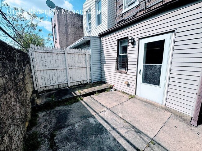 Building Photo - 2007 S 18th St