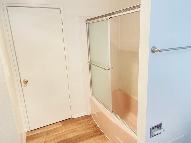 Building Photo - 25250