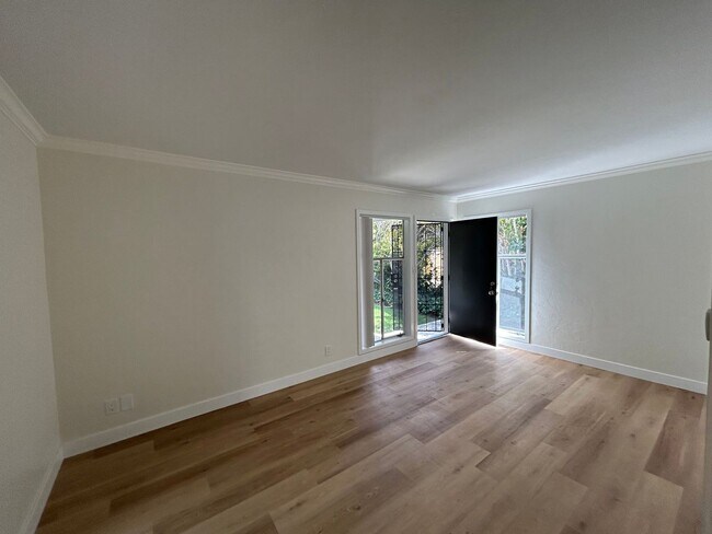 Building Photo - 1 Bed/1 Bath Pacific Beach