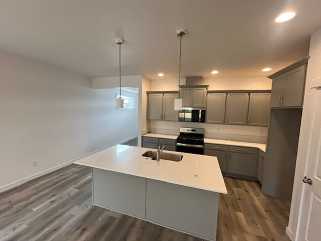 Building Photo - 3 Bedroom 2 Bath Silverton OR