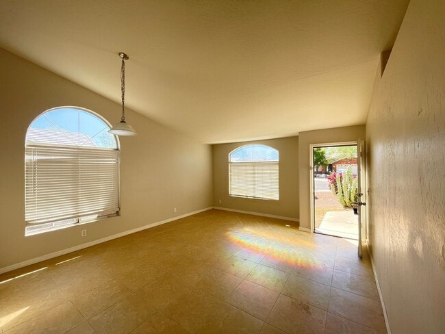 Building Photo - Location, Location, Location Gilbert 3+Den, 2 Bath, 2CG.