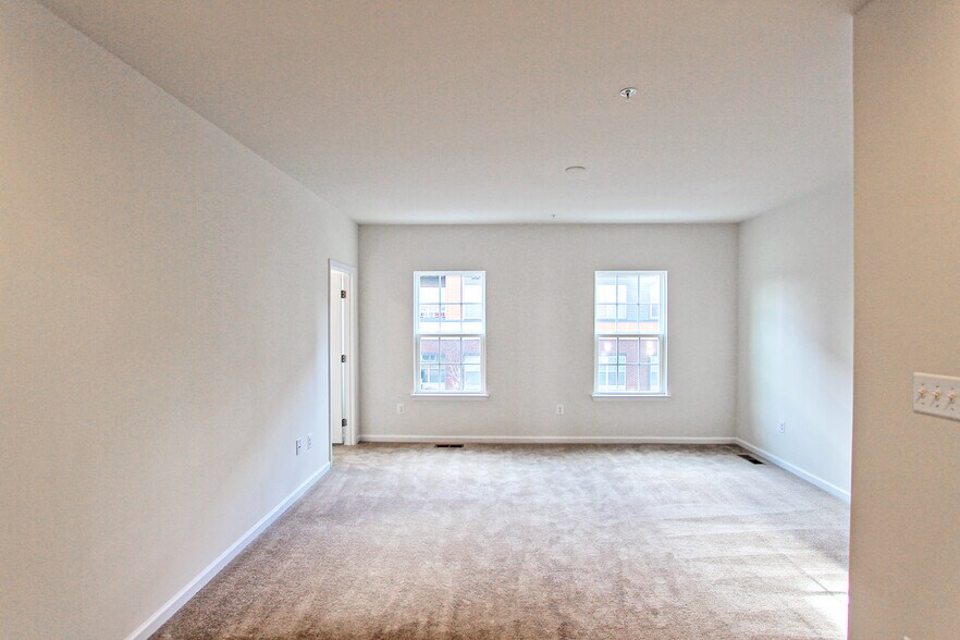 Building Photo - 13652 Endeavour Dr