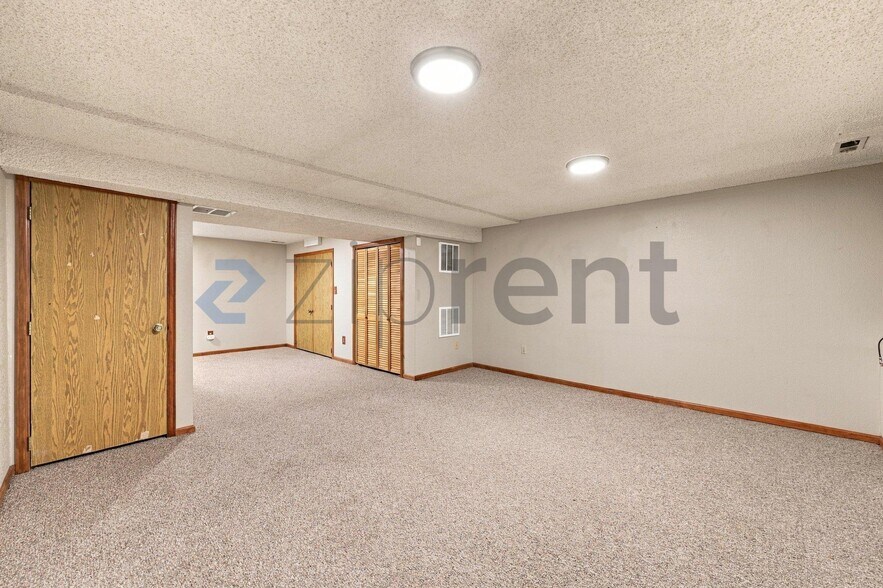 Building Photo - Unit