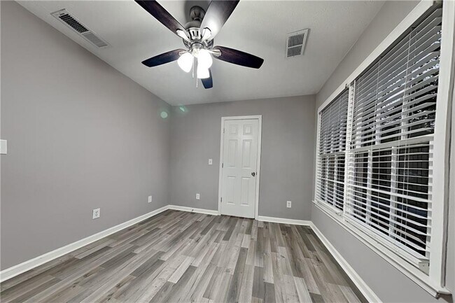 Building Photo - 2150 Lakeway Dr