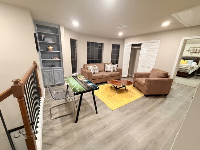 Building Photo - 1711 Surrey Ct