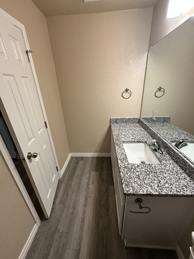 Building Photo - 3BD/2BA
