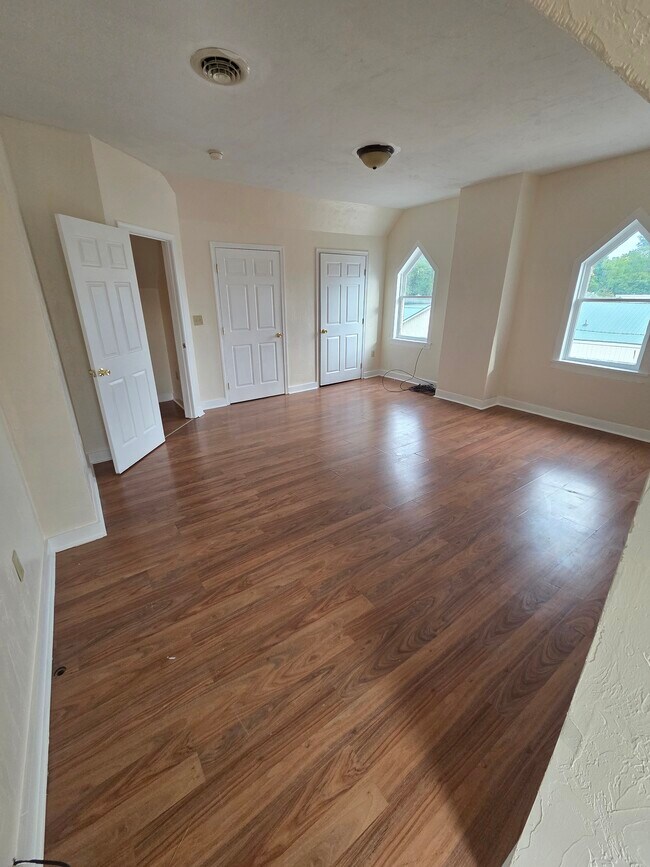 Building Photo - 1 S Main St