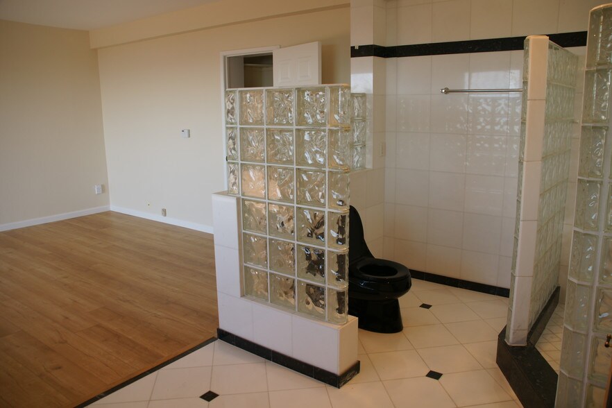 Building Photo - 220 Shoreview Dr