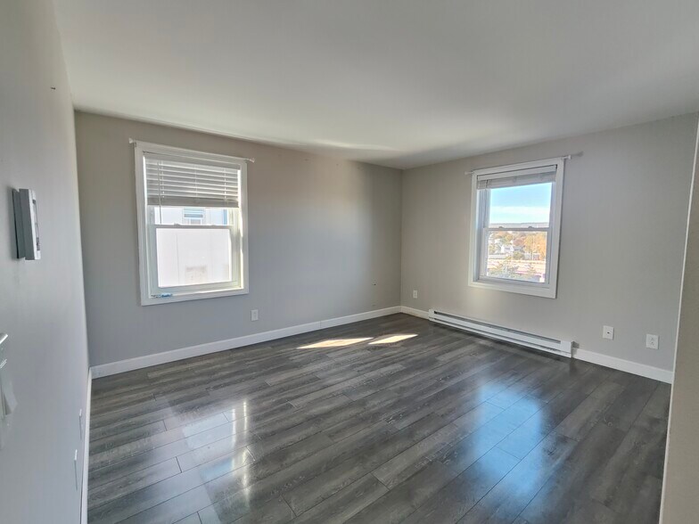 Building Photo - 172 Perry Ave