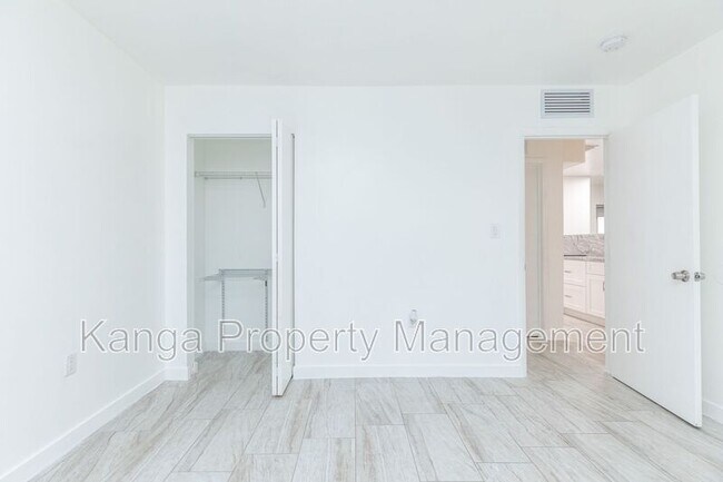 Building Photo - 5918 Pierce St