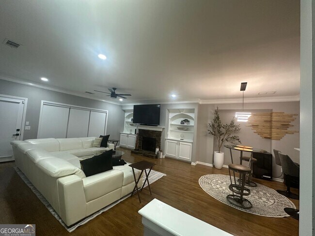 Building Photo - 2011 Appaloosa Mill Cir NE