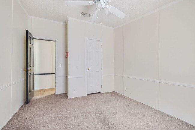 Building Photo - Spacious 3 Bed 2 Bath Home on Large Lot - NO HOA!