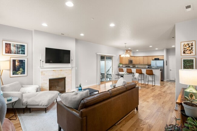 Building Photo - 3 bed/2.5 bath home in the Wonderful Ville...
