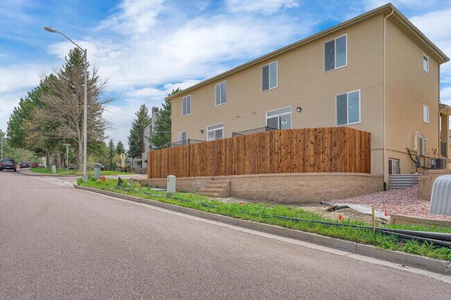 Building Photo - Spacious 3-Bedroom Home with Mountain Views and Open Layout in Central Colorado Springs
