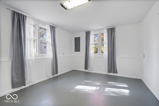 Building Photo - 10293 E County Rd 100 S