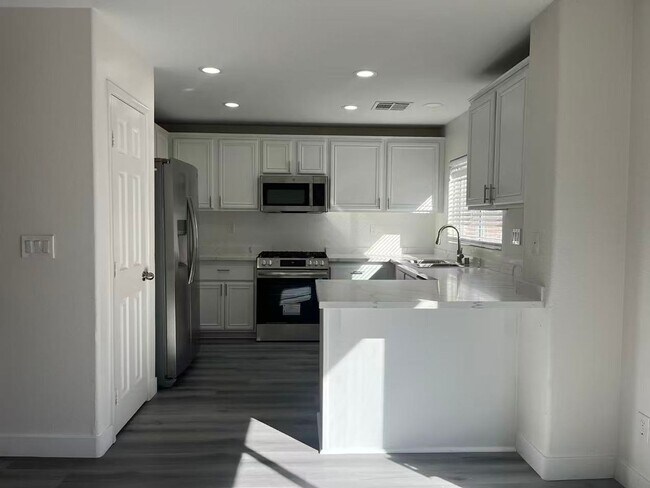 Building Photo - 6339 W Silver Ribbon Ct