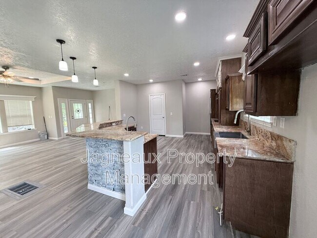 Building Photo - 816 Shady Ln