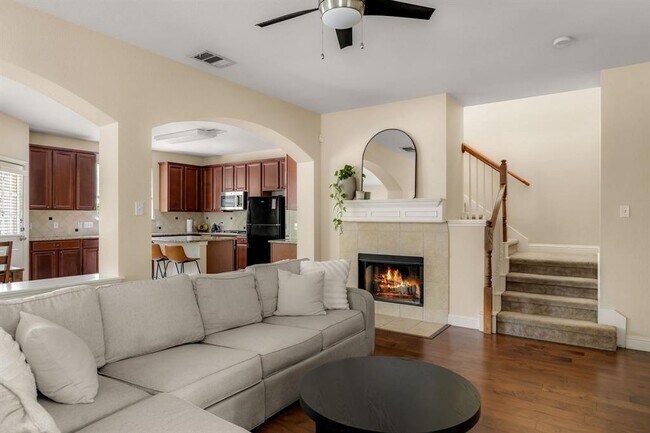 Building Photo - 1821 Village Oak Ct