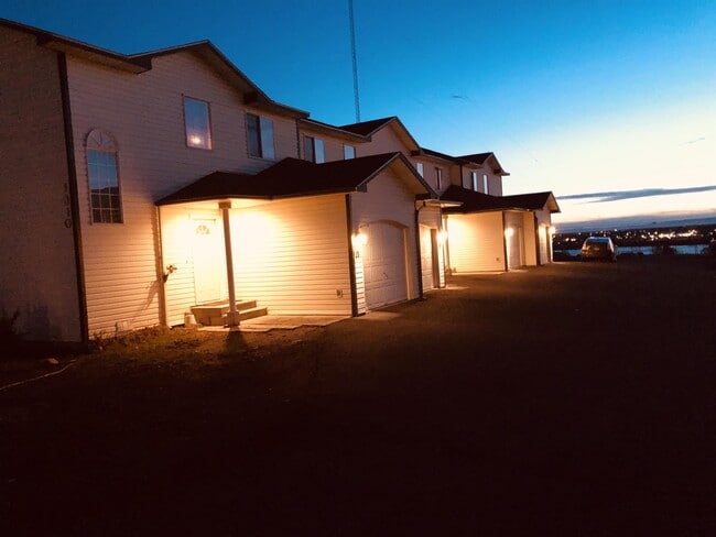 Building Photo - 1310 S Skyline Dr