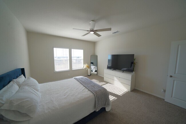 Building Photo - Like-New Home in Applewood Neighborhood. Realtor Commission: $600