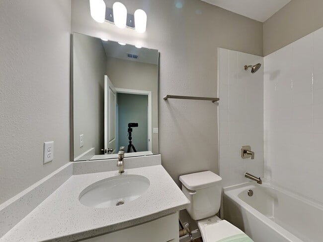 Building Photo - 637 Bayhawk St