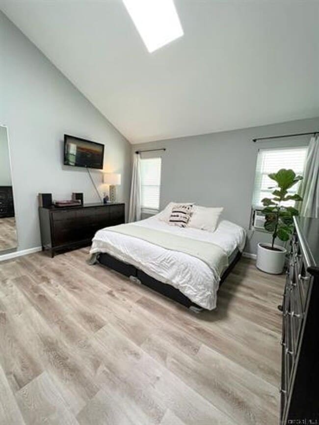 Building Photo - PB 3br Townhome $6000 to share Pacific Beach 3 Br Townhome 2 Car Garage Modern Appliances