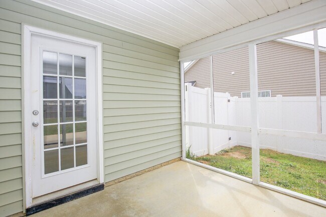 Building Photo - Charming 3 Bed, 2 Bath Rental Home in Raeford, NC - Don't Miss Out!