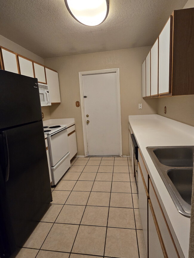 Building Photo - "Charming 3-Bedroom Sanctuary in San Anton...
