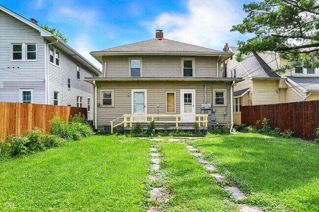 Building Photo - 628 N Riley Ave