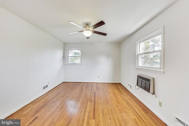 Building Photo - 1208 Pinewood Dr