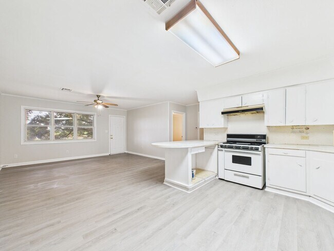 Building Photo - 2 bed 2 bath home Available NOW!