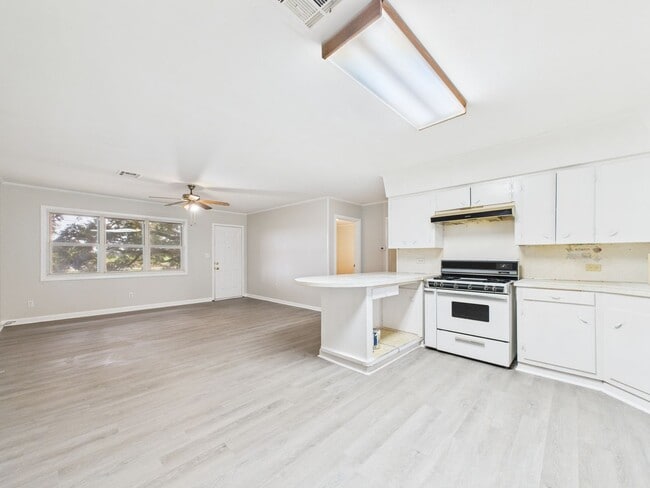 Building Photo - READY NOW!  2 bed 2 bath home!