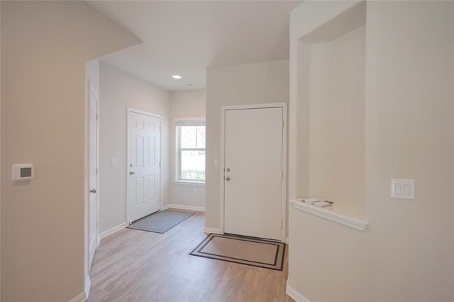 Building Photo - 516 E Slaughter Ln
