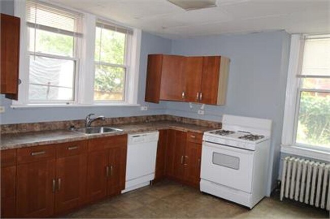 Building Photo - Beautiful Townhome on Quiet Street in the ...