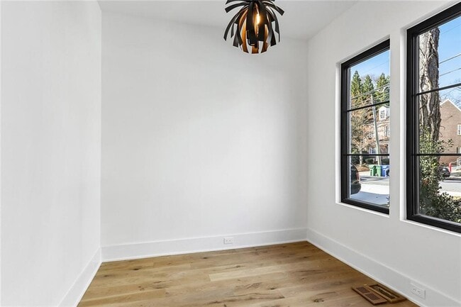 Building Photo - 2985 Lookout Pl NE