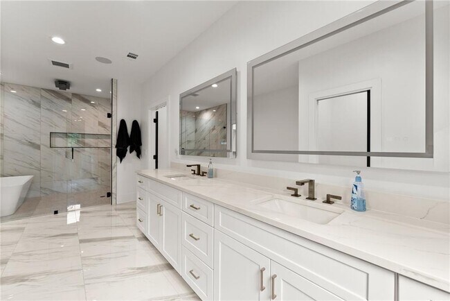 Building Photo - 151 S Pointe Dr