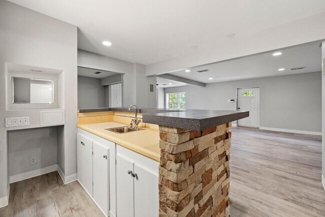 Building Photo - 880 Melody Ln