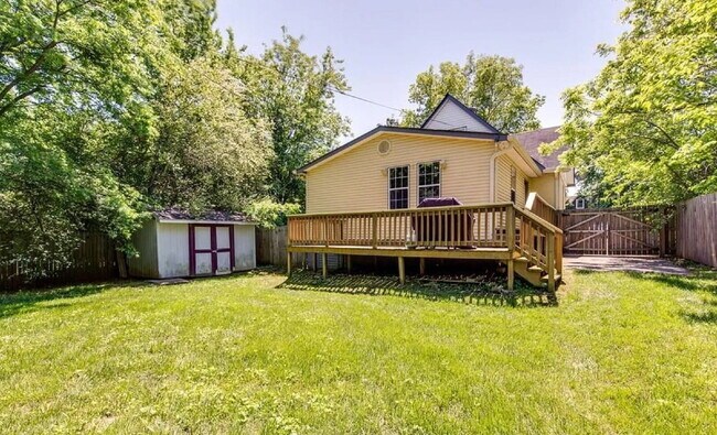Building Photo - Cute 3 bed w/bonus space. Fenced yard. Loc...