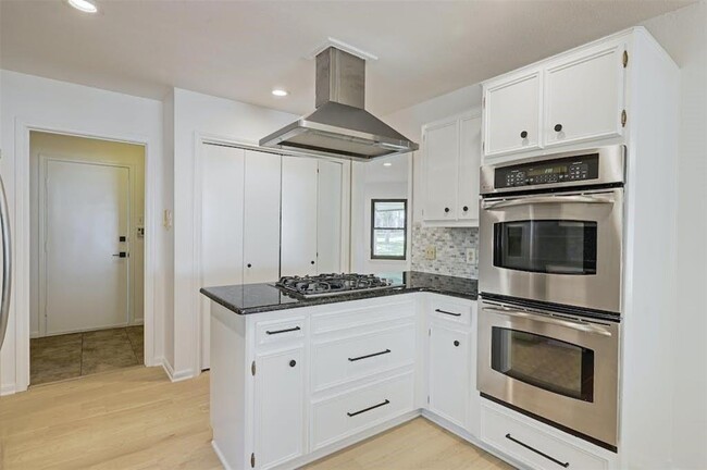 Building Photo - 2115 Wychwood Dr