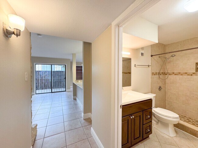 Building Photo - 3843